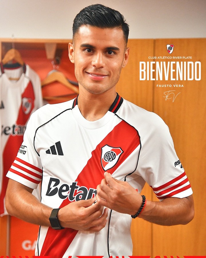Fausto Vera, en su presentación como refuerzo de River (Foto: Prensa River).