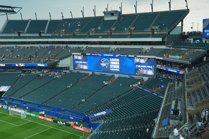 Una imagen del estadio evacuado (AP).