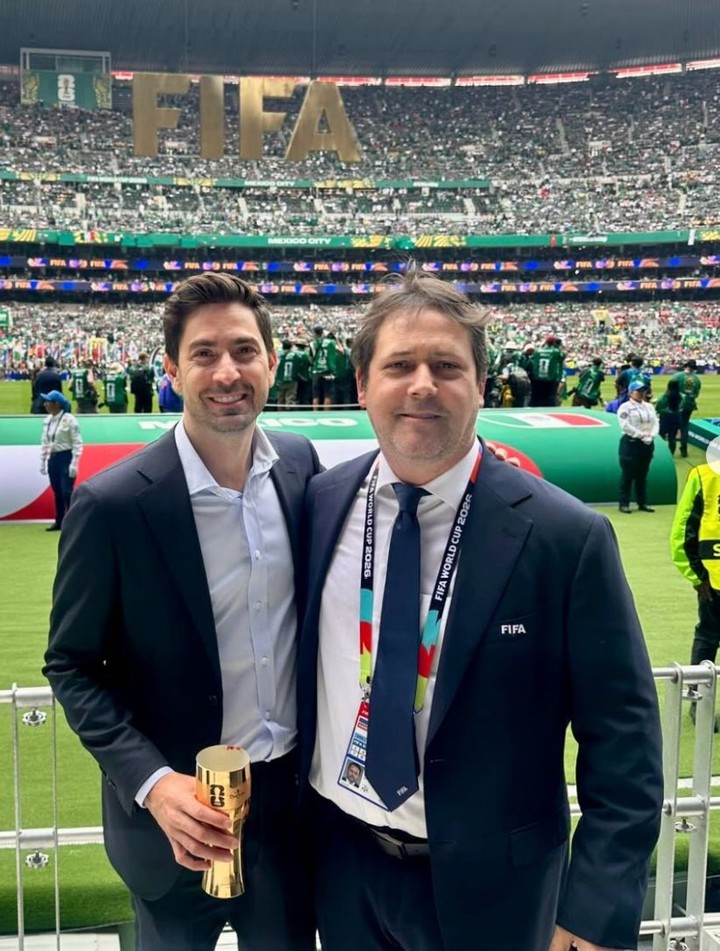 Abriata con Jair Bertoni, hombre de peso en FIFA, en la inaguruación. Estuvieron en el Olé Summit el 2025 en Buenos Aires.