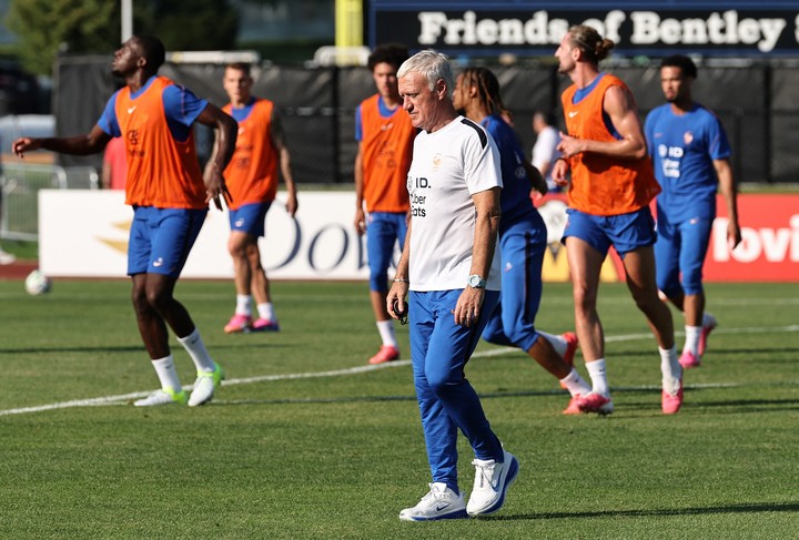 Didier Deschamps encabezó la práctica en la universidad de Bentley. (Reuters)