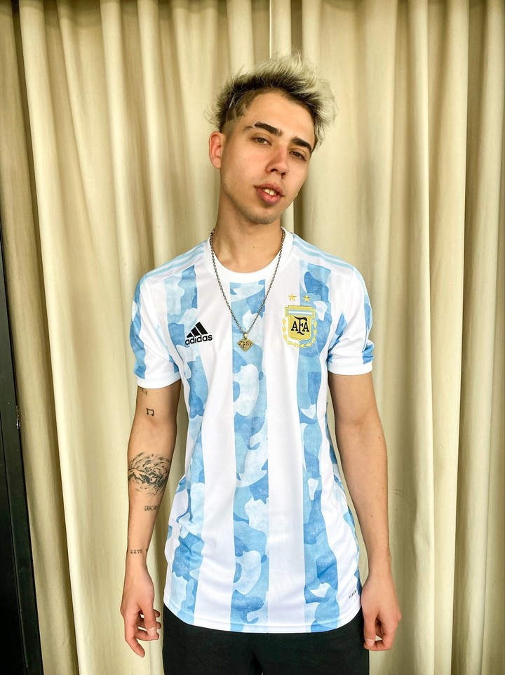 Luck Ra con la camiseta de la Selección.