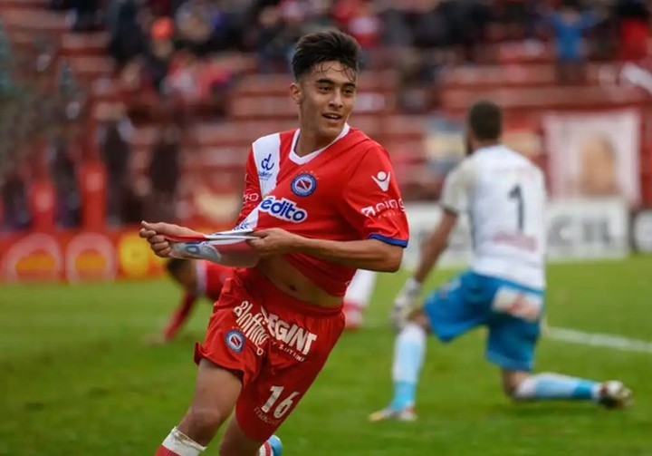 Nico González marcó el tanto que devolvió a Argentinos a la máxima categoría.