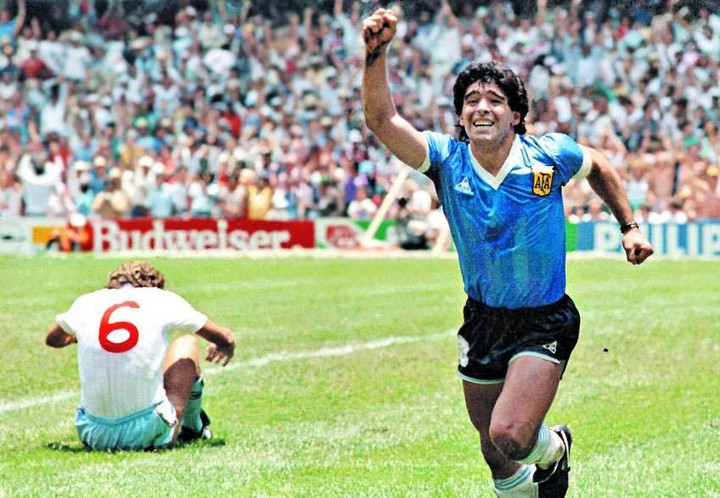 Diego Maradona celebrando su gol a Inglaterra en México 1986. Foto: Wikimedia Commons.