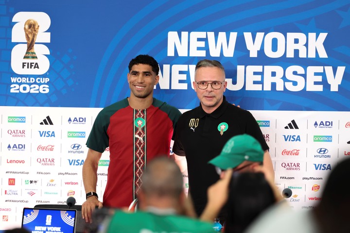 El seleccionador de Marruecos Mohamed Quahbi y Achraf Hakimi.