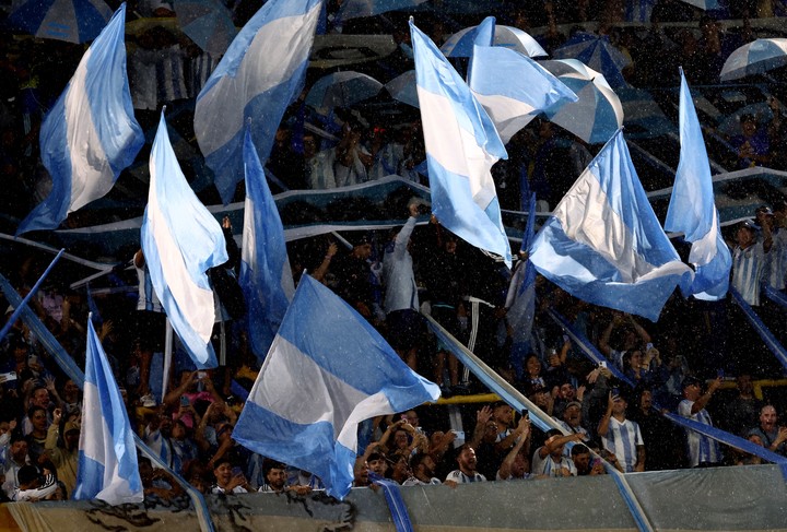 Los hinchas argentinos se destacaron en Qatar y volverán a hacerlo en 2026 (REUTERS).