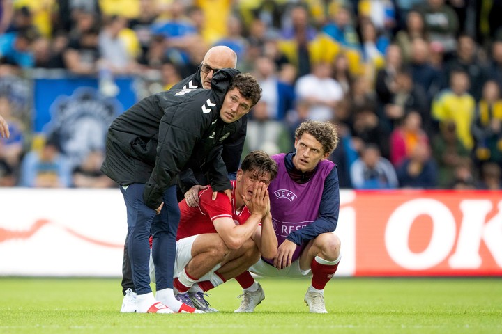 La preocupación de Joakim Maehle, Andreas Christensen y Jens Stage luego de lo sucedido. (Bo Amstrup/Ritzau Scanpix via AP)