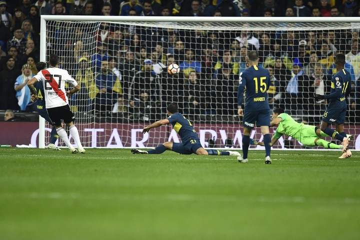 Definición de Lucas Pratto para igualar la final ante Boca - Copa Libertadores 2018 (Photo by OSCAR DEL POZO / AFP).