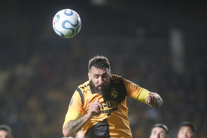 Lucas Pratto cabeceando en Coquimbo Unido vs Universitario por la fase de grupos de la Copa Libertadores. (Hernán Contreras).