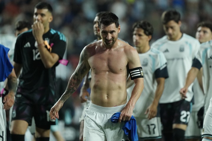 Leo se retira con la camiseta de uno de sus rivales en mano.

Foto: Juano Tesone