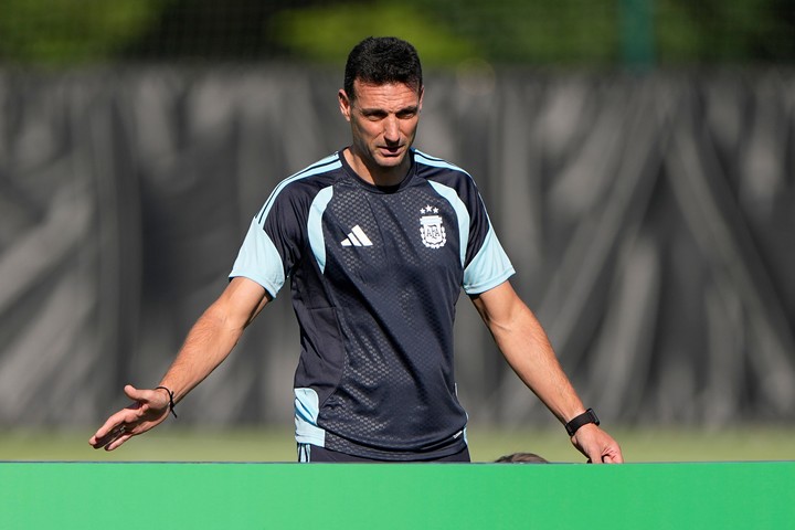 Scaloni ya decidió el equipo para el debut de Argentina. (AP)