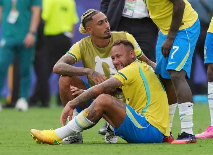 Neymar siendo consolado tras la eliminación frente a Noruega.