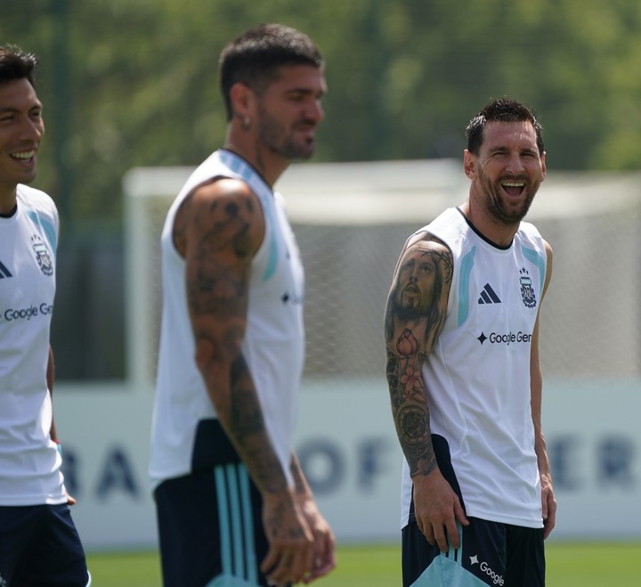 Lisandro Martínez, De Paul y Messi. (Foto: Juano Tesone)