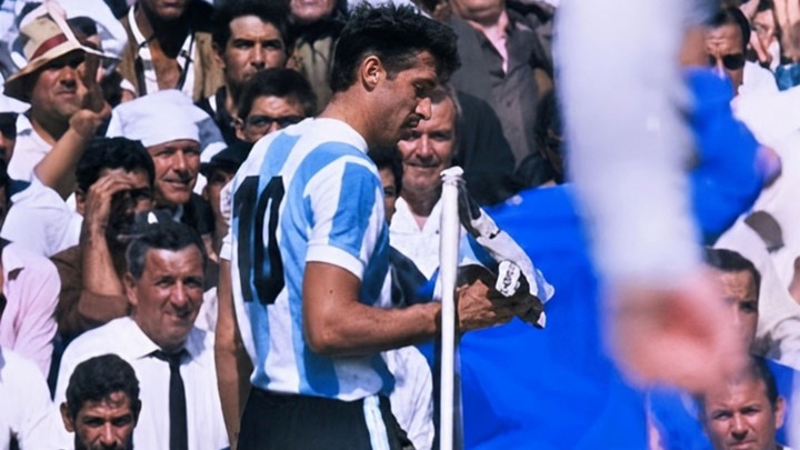 Cuando lo expulsaron en el Mundial de Inglaterra, Rattín retorció el banderín con la bandera inglesa.