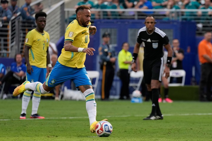 Neymar pateando su último gol de penal ante Noruega en el Mundial 2026.
