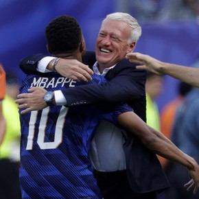 Mbappé alcanzó a Messi: doblete, uno anulado por centímetros, palo insólito y abrazo emotivo con Deschamps