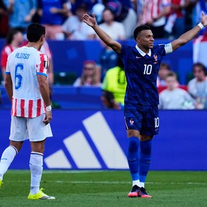 Francia le ganó una batalla a Paraguay y está en cuartos