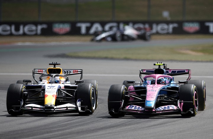 La batalla de Lindblad y Colapinto en Silverstone. (REUTERS/Andrew Boyers)