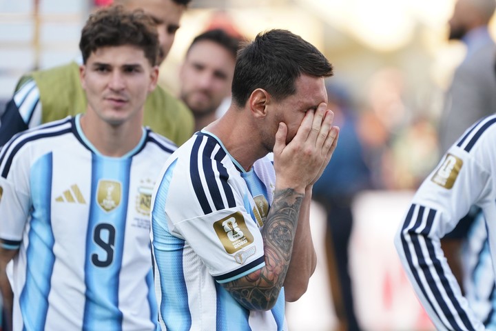 Messi se angustia tras la derrota (Juano Tesone).