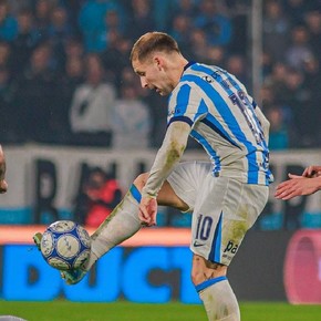 Con polémica y un cabezazo de Colombo, Racing empezó el Clausura con victoria