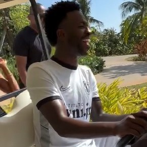 El leve "accidente" que sufrió Vinicius durante sus vacaciones