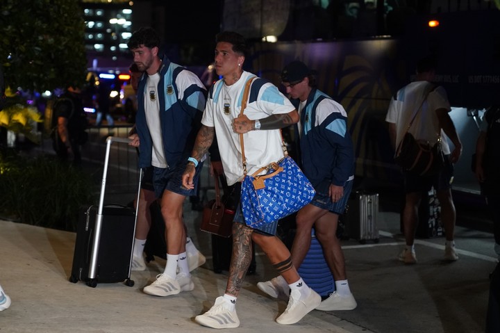 Enzo Fernández, en su llegada a Miami. Foto: Juano Tesone/ Enviado especial 