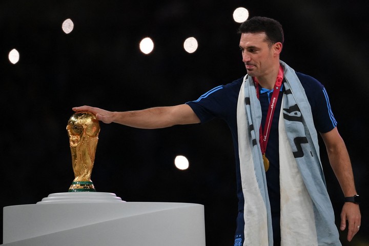 Lionel Scaloni con la Copa del Mundo. (AFP)
