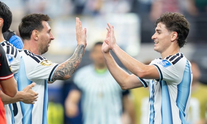 Messi y Julián Álvarez en el Mundial.
