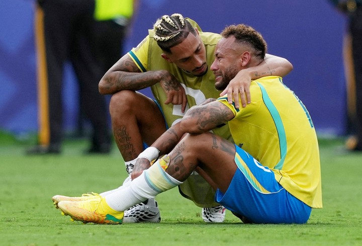 Raphinha consuela a Neymar tras la eliminación vs. Noruega en octavos.