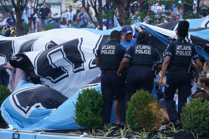 La Policía local, sorprendida.
Foto Juano Tesone/ Enviado especial