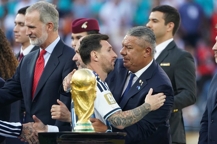 El abrazo de Messi con Tapia (Tesone).