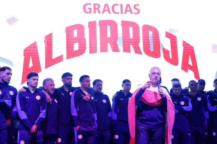 Alfaro habla con sus jugadores detrás. EFE/ Juan Pablo Pino