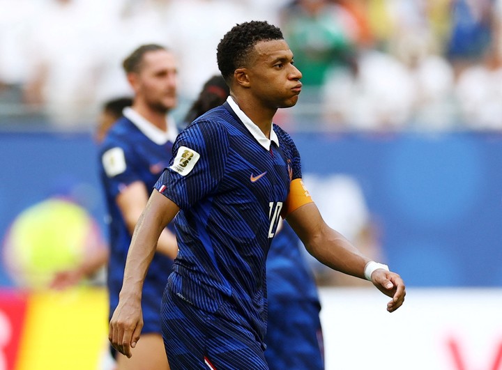 Mbappé, molesto tras el partido (Reuters).
