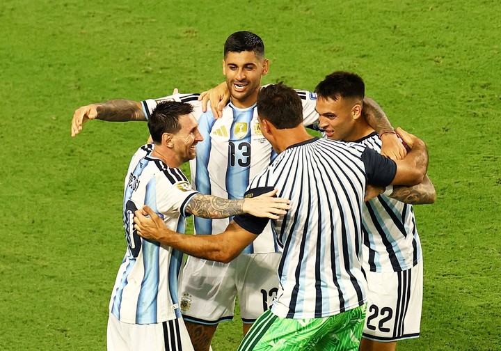 El festejo de Argentina ante Cabo Verde. REUTERS/Marco Bello TPX IMAGES OF THE DAY