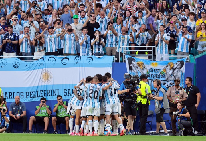 El gol de Leo se festejó así. (Reuters)