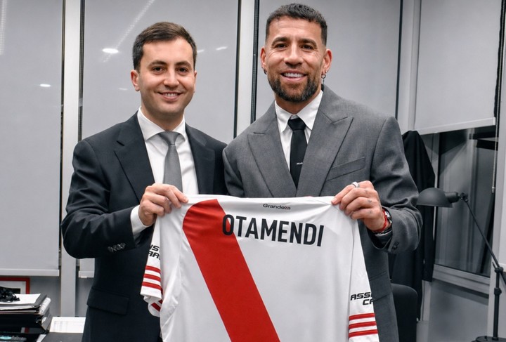 Otamendi junto a Stefano Di Carlo en River luego de firmar su contrato (Prensa River).