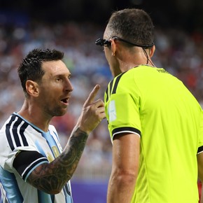 El árbitro que tuvo un cruce con Messi en el Mundial rompió el silencio: qué dijo sobre ese epidosio viral