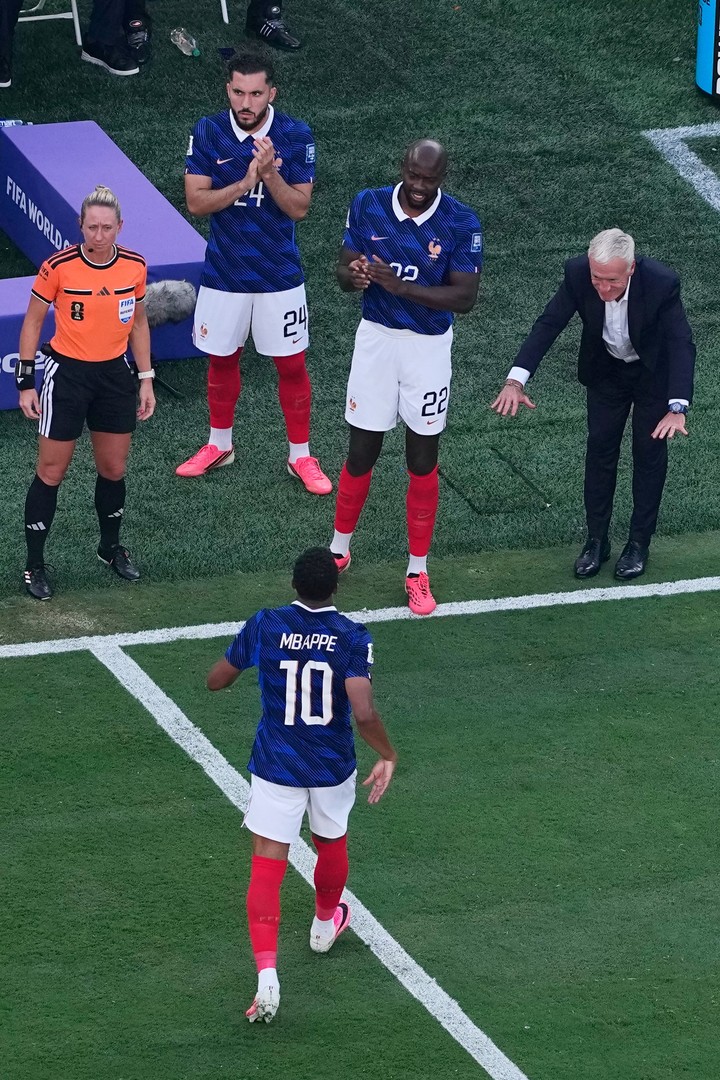 La reverencia de Deschamps cuando salió Mbappé ante Suecia.
 (AP Photo/Petr David Josek)