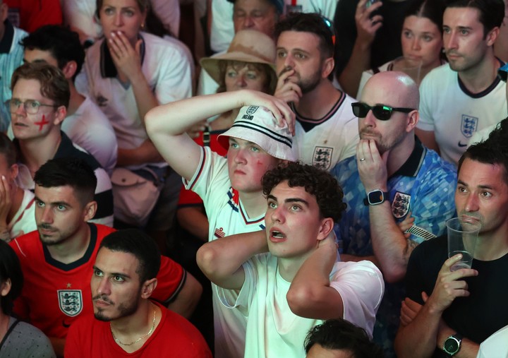 Los ingleses reaccionan ante un gol argentino en un bar de Londres (EFE).