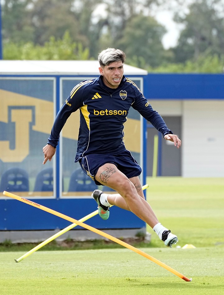 El chileno había vuelto hace poco y sufrió una molestia que también lo deja afuera. (Prensa Boca)