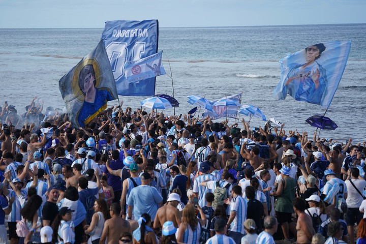 El banderazo de hinchas argentinos en Miami Beach (Juano Tesone).