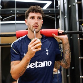 Luego de meterse en la lista del Mundial a último momento, Senesi tuvo su primer entrenamiento con el Tottenham