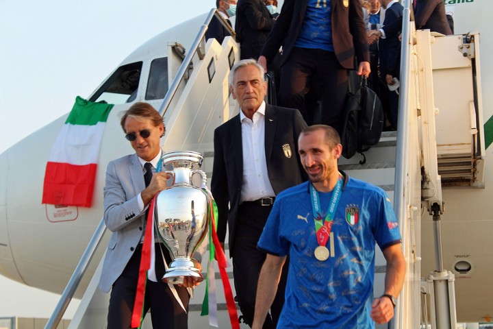 Mancini con el trofeo de la Eurocopa que ganó con Italia. (EFE)