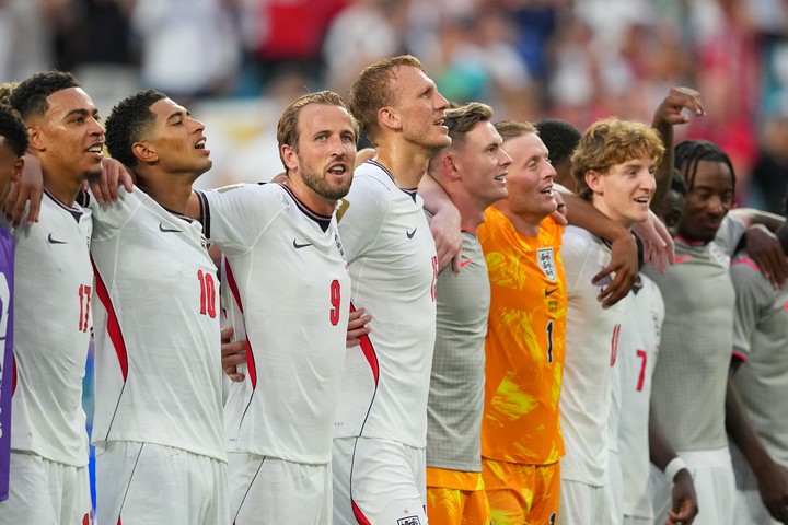 Los jugadores ingleses festejaron junto a su gente (AP Photo).