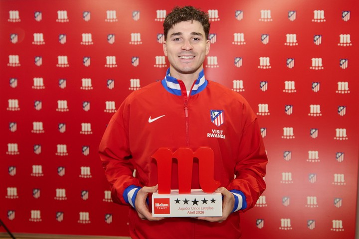 Julián Álvarez goza de sus vacaciones mientras espera por una resolución. (@futbolmahou)