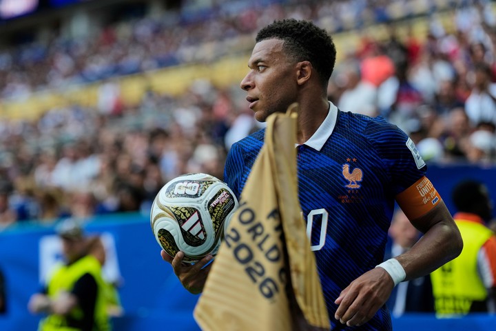 Mbappé habló tras haber quedado cuarto con Francia (AP Photo).