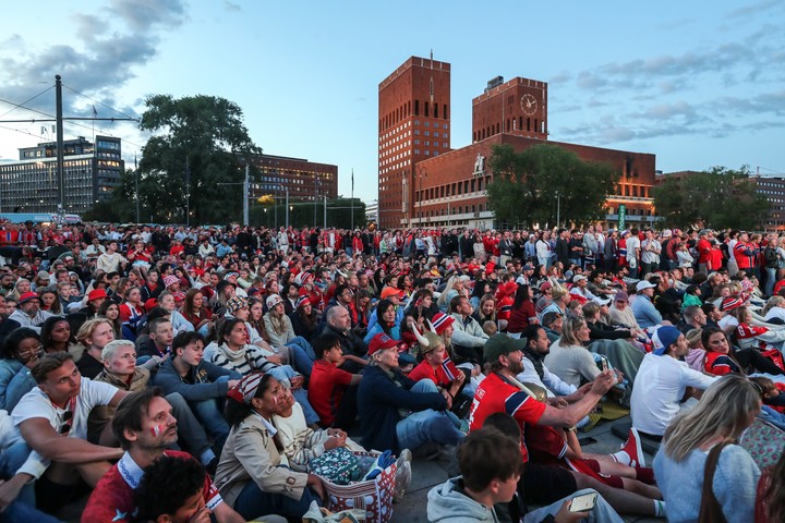 Los fans nórdicos con la mirada en la pantalla gigante, en el centro de Oslo.
