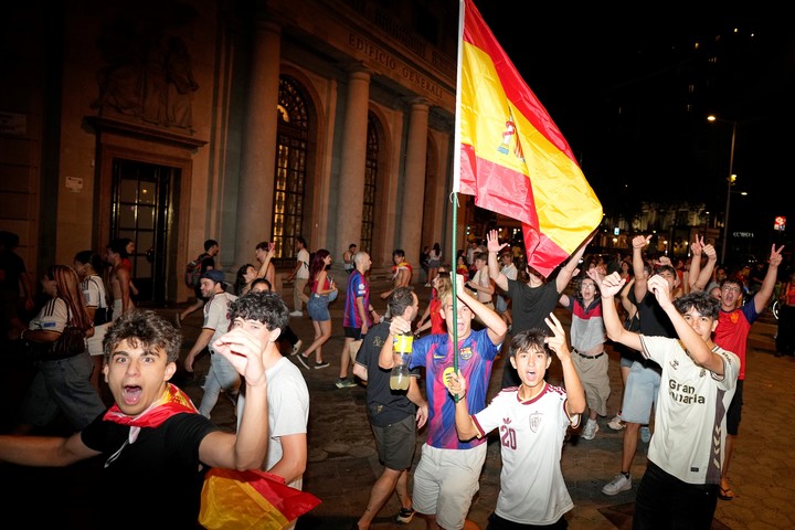 Los hinchas celebran por las calles de Barcelona (EFE).