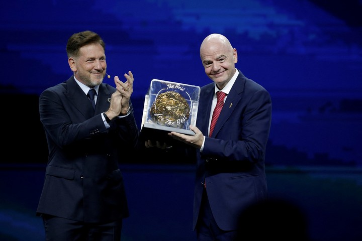 Alejandro Domínguez junto a Infantino.