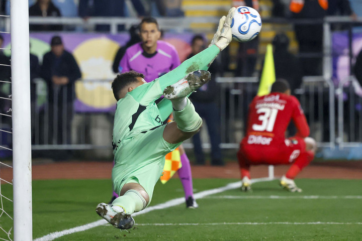 El arquero tapó un penal clave en la tanda. (Andres Pina/Photosport)