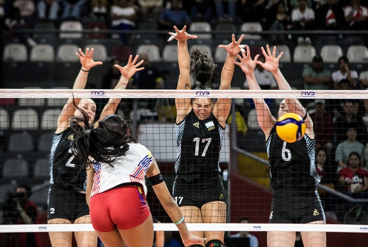 El intento de bloqueo de Las Panteras en la victoria ante Venezuela.
(@Voley_FeVA en X).
